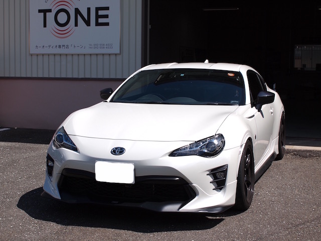 トヨタ ８６ にパワードサブウーファーの取り付け作業を行いました