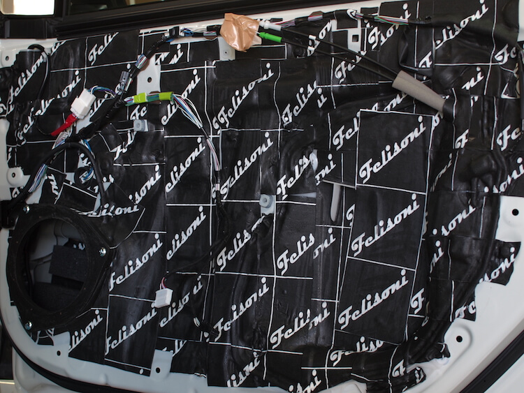 カローラスポーツ、ドア制振（デッドニング）作業