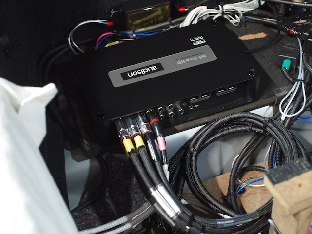 フーガにサウンドサスペンションのＲＣＡケーブル『雫』を取り付けました