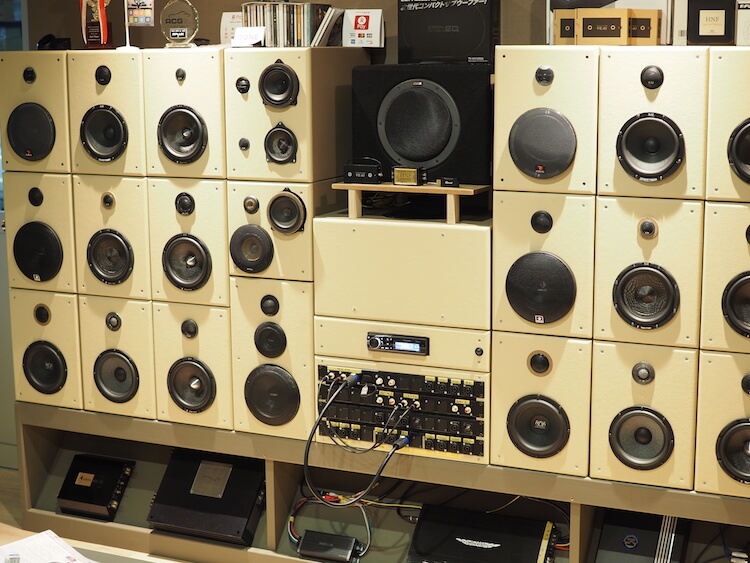 カーオーディオ専門店トーン試聴ディスプレイ