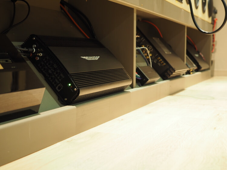 試聴ディスプレイのアンプを増設しました