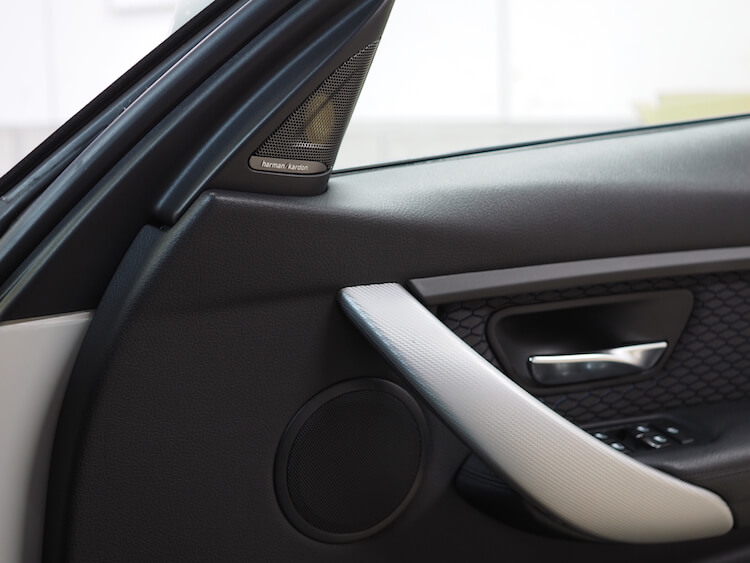 ＢＭＷ ３シリーズツーリング（Ｆ３１）フォーカルへスピーカー交換作業