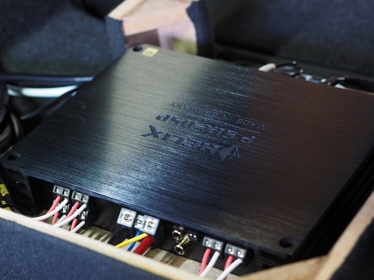 ＢＭＷ Ｍ２ にヘリックスのアンプ内蔵プロセッサー取り付け
