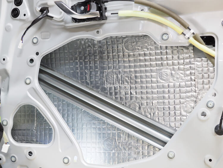 マツダ ＣＸ-３ ボンネット&ドアアウターパネル静音作業