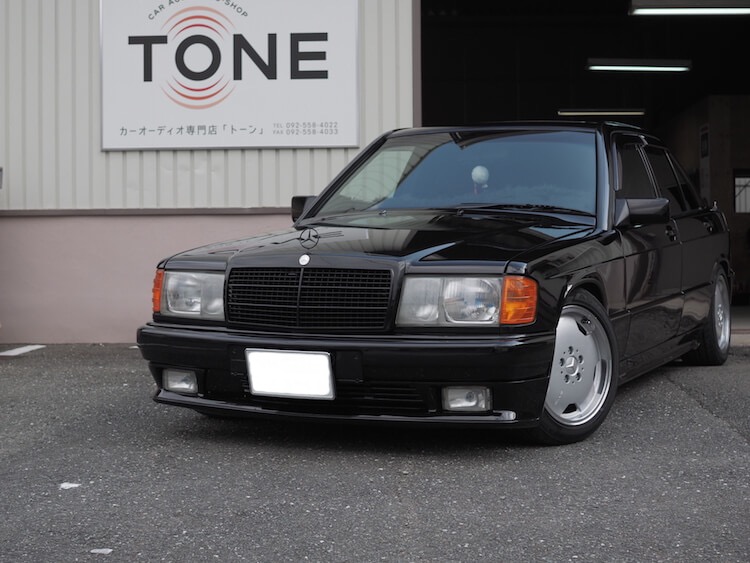 メルセデス・ベンツにサブウーファー取り付け