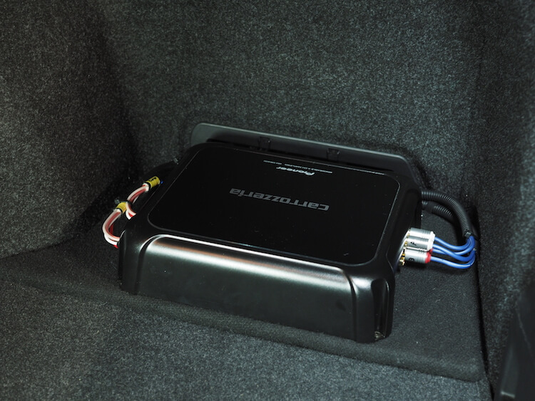 ニッサン フーガ アンプ交換作業