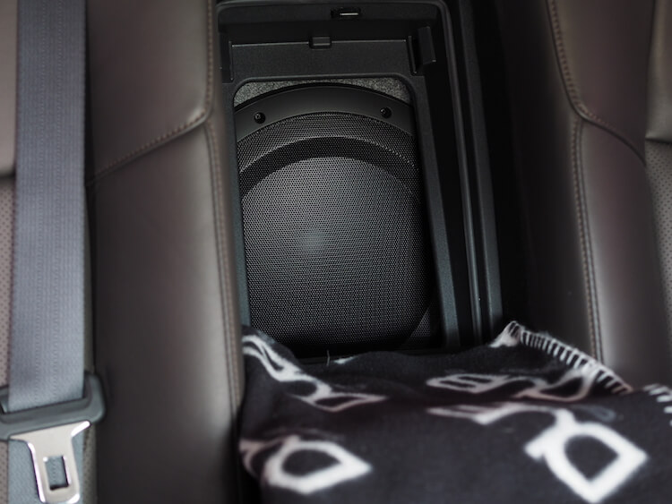 日産 フーガのスピーカー交換とサブウーファー取り付け作業