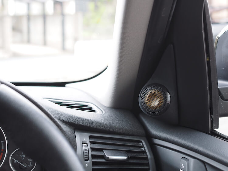 ＢＭＷ Ｘ３ アンプ内蔵プロセッサー取付とシート下ウーファー交換作業