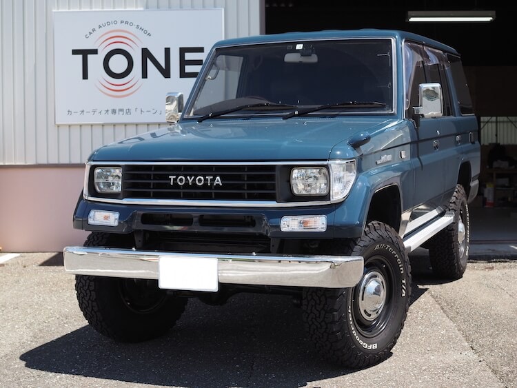 トヨタ ランクル シート下にパワードサブウーファー取り付け