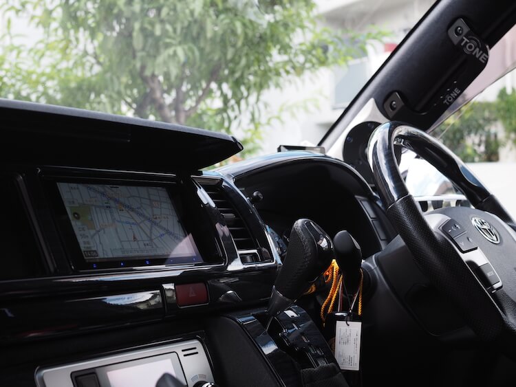 トヨタ ハイエース ナビゲーション交換