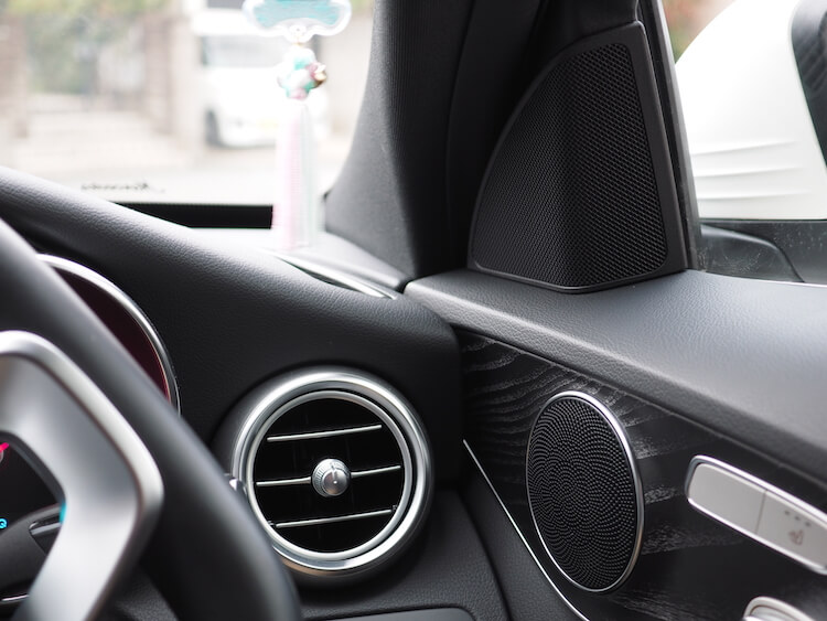 メルセデス・ベンツ Ｃ２００（後期）のスピーカー交換作業