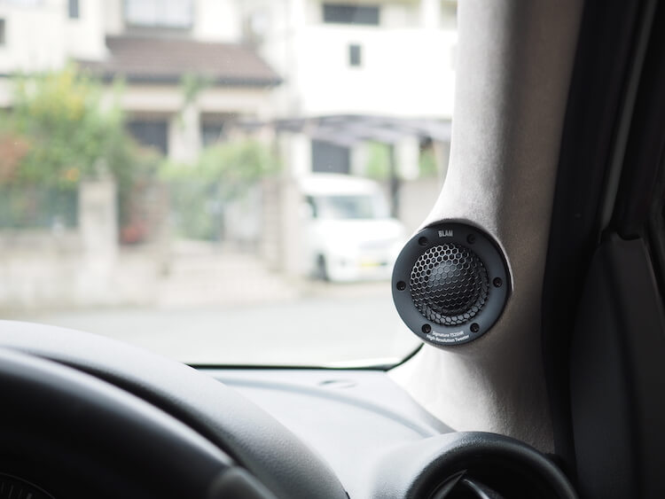 日産 マーチ Ａピラーワンオフ加工してツィーターを取り付け