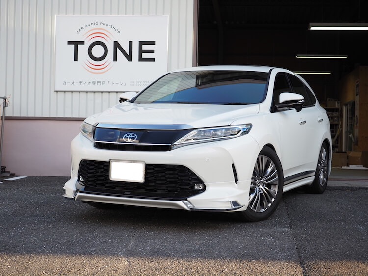 トヨタ ハリアー アンプ内蔵プロセッサーとアンプ内蔵サブウーファー取り付け