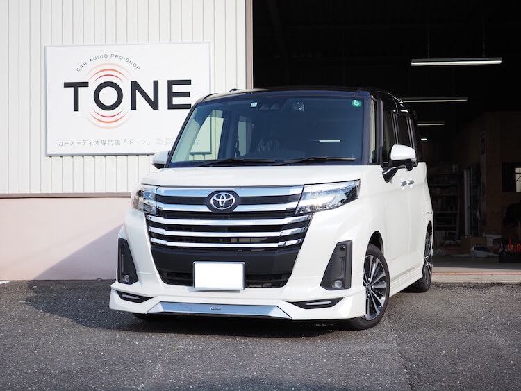 トヨタ ルーミー シート下にパワードサブウーファー取り付け