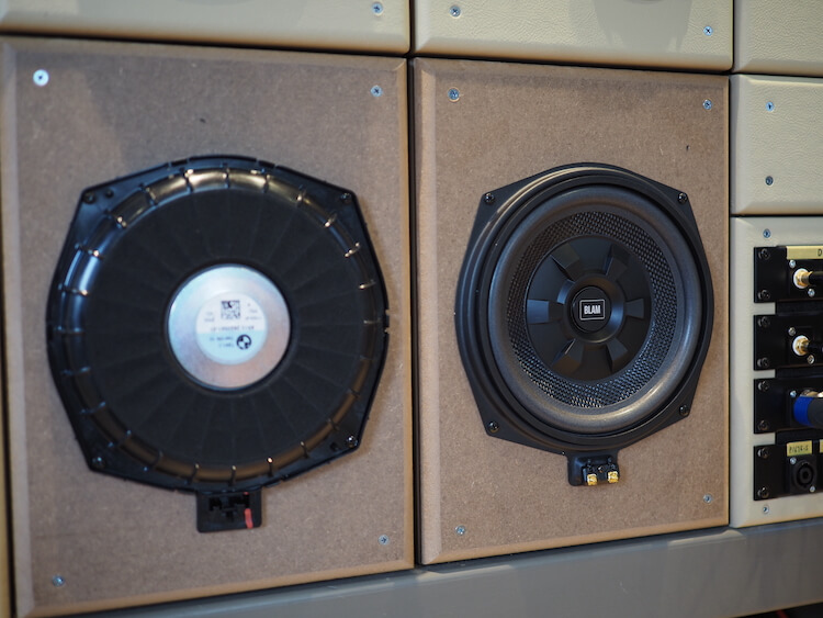 BMWシート下ウーファーの試聴機