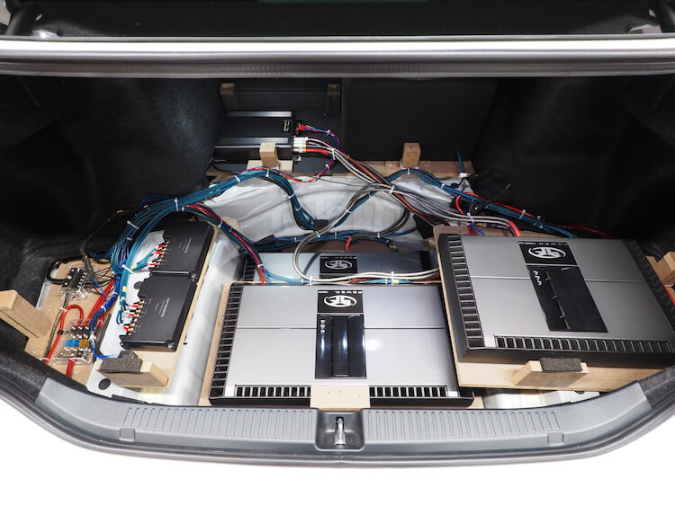 トヨタ マークＸ トランクを加工してアンプ、サブウーファー取り付け