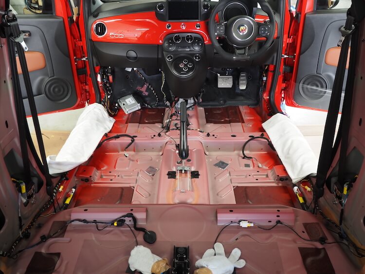 アバルト５９５のフロア静音作業