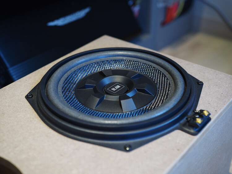 ブラムのBMWシート下ウーファー用スピーカー