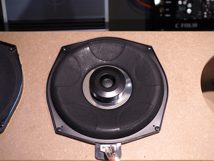 フォーカルのＢＭＷ用ウーファー試聴できます