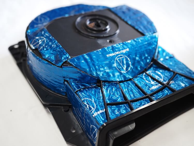 ＢＭＷ２２０ｉＦ２２のシート下にブラムのウーファー