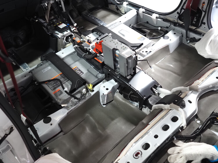 日産ノートオーラフロア静音作業