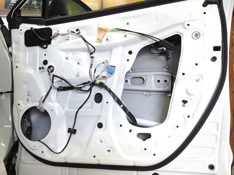 トヨタRAV4のフロントドアのデッドニング