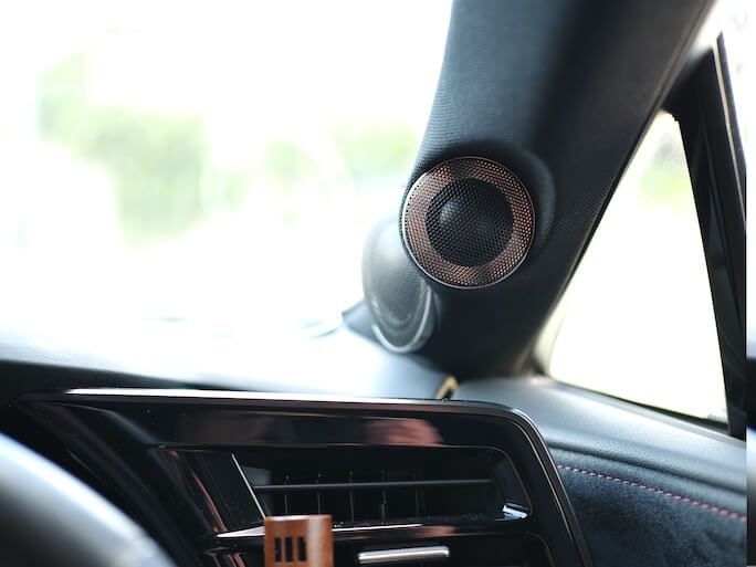 レクサスRX500hのピラーにブラックスのツィーターを取り付け