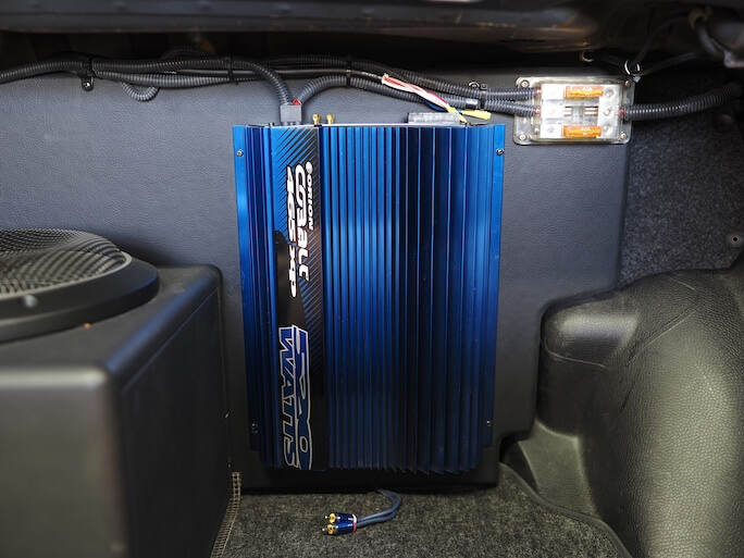 メルセデスベンツのトランクに取り付けているアンプ