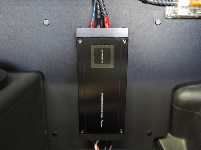 メルセデスベンツのトランクに取り付けているアンプ