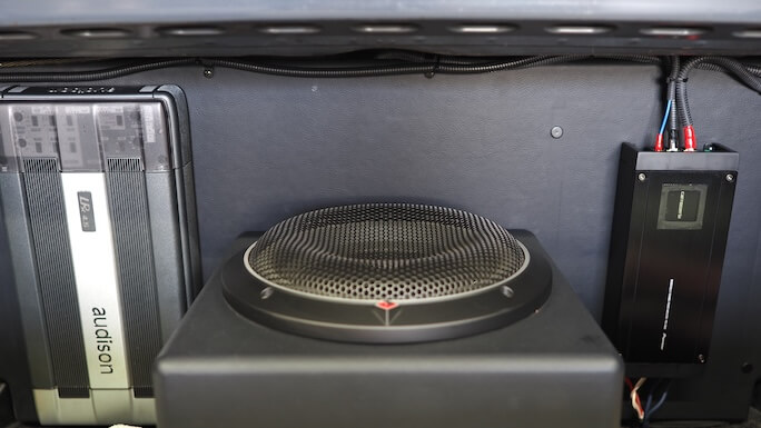 メルセデスベンツのトランクに取り付けているアンプ