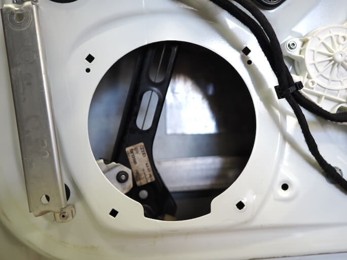 アウディTTのドアスピーカーを取り外し