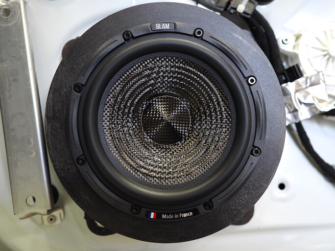 アウディTTのドアにブラムのスピーカーを取り付け