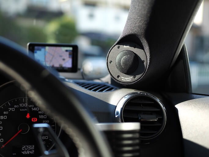 アウディTTのフロントピラーにブラムのツィーターを取り付け