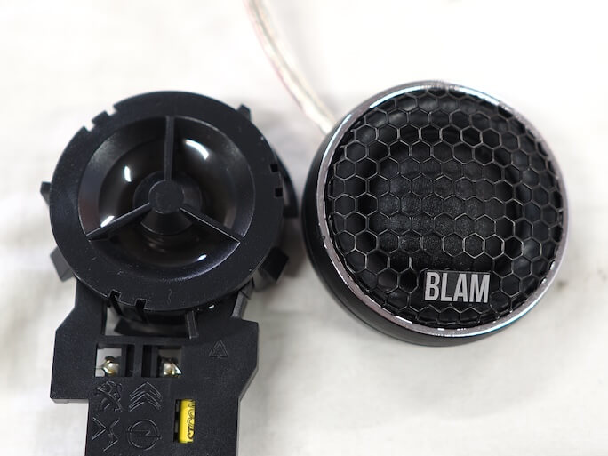 シトロエンC5Xのフロントピラーのツィーターとブラムのツィーター