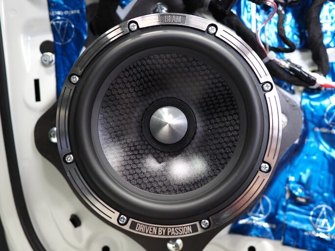 シトロエンC5Xのフロントドアにブラムのスピーカーを取り付け