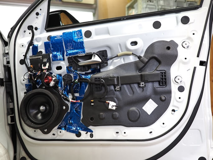 シトロエンC5Xのフロントドアにブラムのスピーカーを取り付け