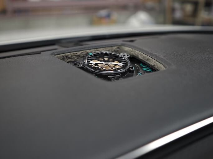 シトロエンC5Xのダッシュボード中央にあるセンタースピーカー