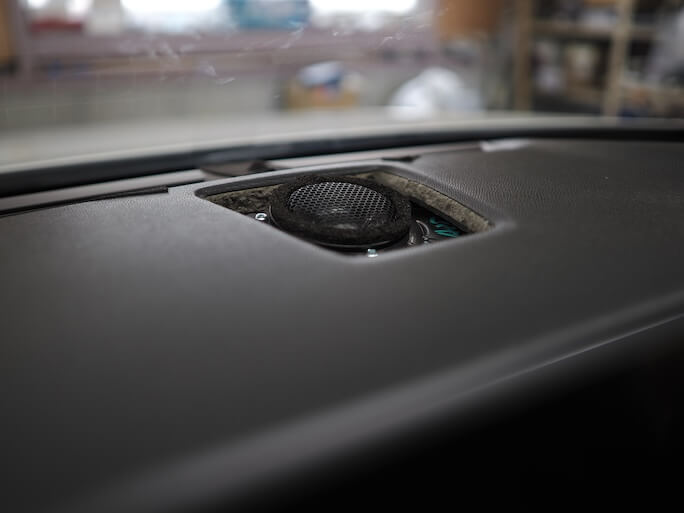 シトロエンC5Xのダッシュボード中央にあるセンタースピーカーをブラムのスピーカーに交換