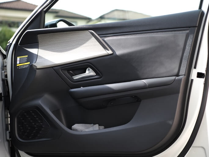 シトロエンC5Xのフロントドアにブラムのスピーカーを取り付け