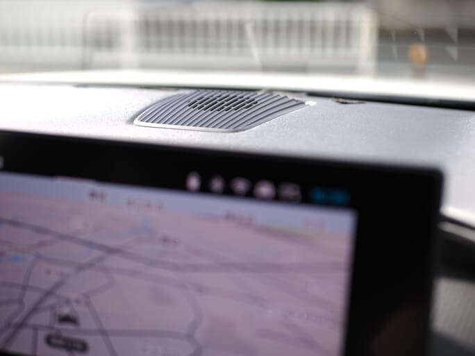 シトロエンC5Xのダッシュボード中央にあるセンタースピーカーをブラムのスピーカーに交換