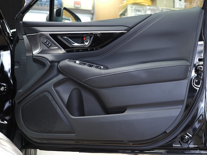 スバルレガシィアウトバックのフロントドア内張