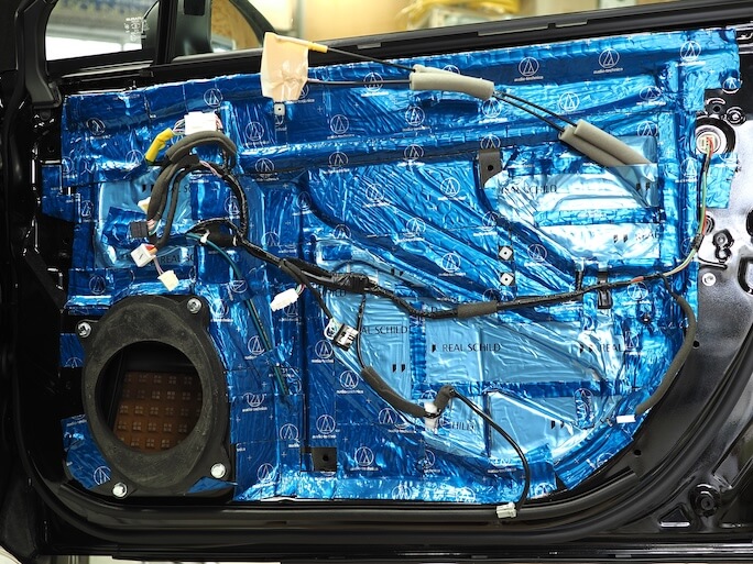 スバルレガシィアウトバックのフロントドアを制振