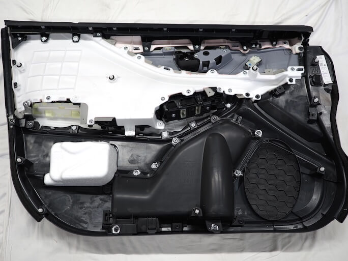 スバルレガシィアウトバックのフロントドアを制振