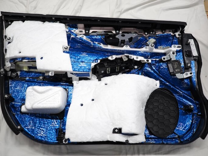 スバルレガシィアウトバックのフロントドアを制振