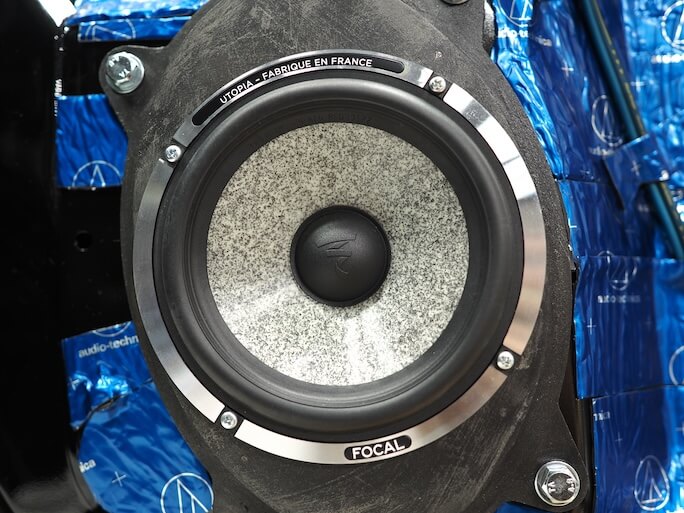 スバルレガシィアウトバックのフロントドアにフォーカルのスピーカーを取り付け