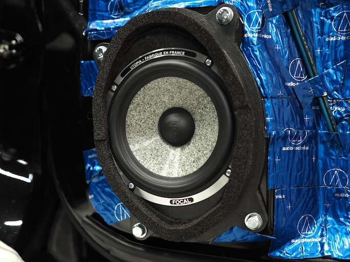 スバルレガシィアウトバックのフロントドアにフォーカルのスピーカーを取り付け