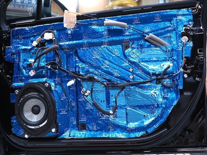 スバルレガシィアウトバックのフロントドアにフォーカルのスピーカーを取り付け