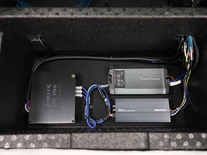 スバルレガシィアウトバックのトランク下にDSPとアンプを取り付け