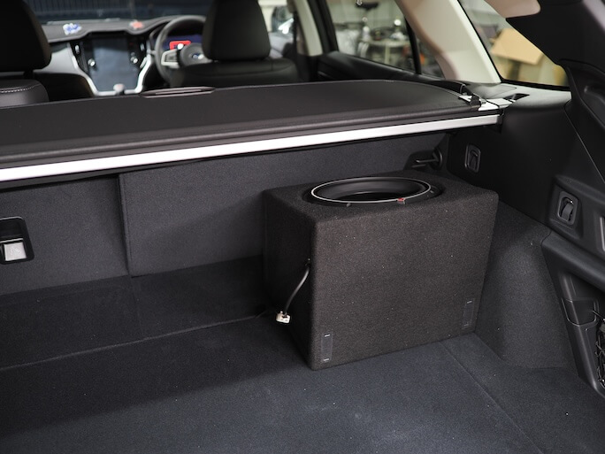 スバルレガシィアウトバックのトランクにロックフォードのサブウーファーを取り付け