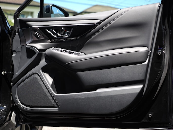 スバルレガシィアウトバックのフロントドアにフォーカルのスピーカーを取り付け